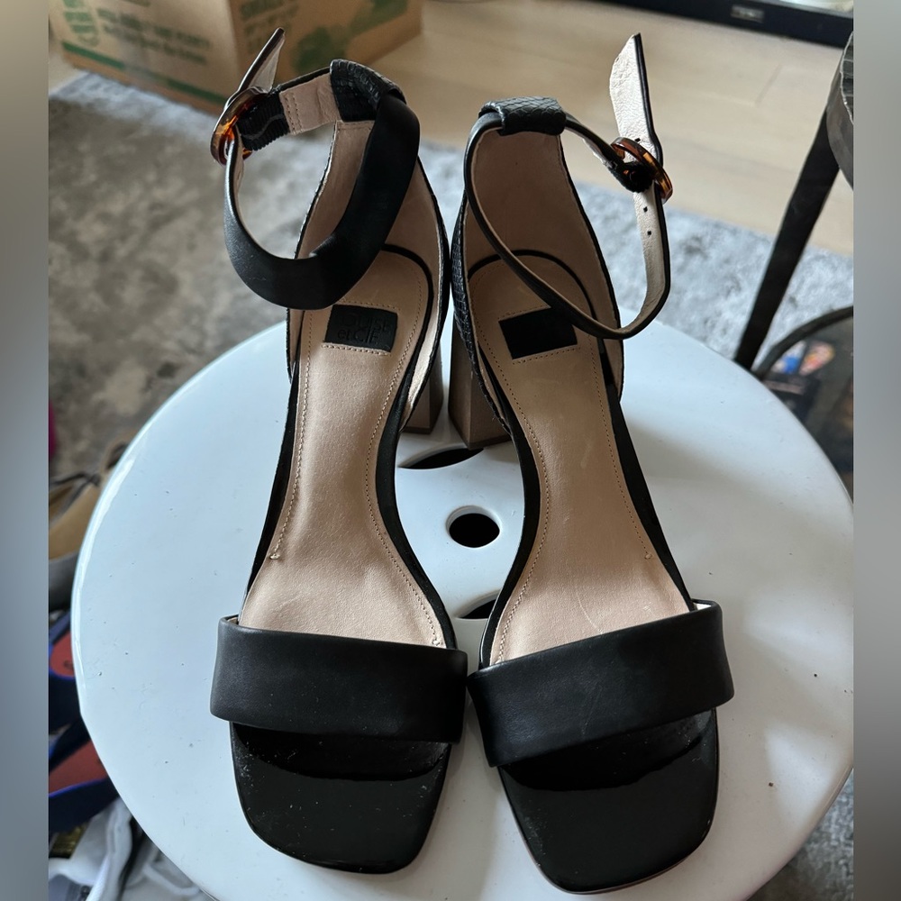 NWOT Louise at Cie buckle heels never worn
